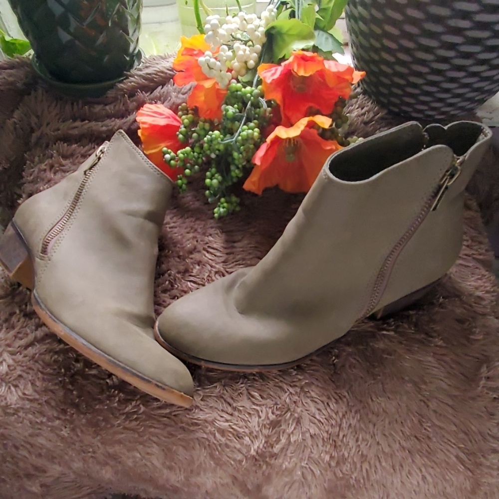 BDG dark tan booties